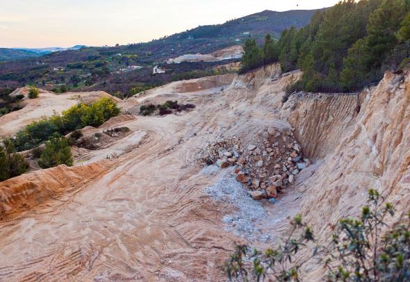 Mina de Alvarrões a céu aberto. Autoria MiningWatch Portugal