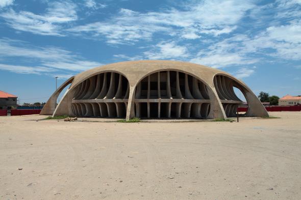 O Cine-Estúdio do Namibe é um edifício projectado pelo arquitecto José Botelho Pereira para Moçâmedes, mas que nunca recebeu filmes. Walter Fernandes (Livro | Angola Cinemas) 