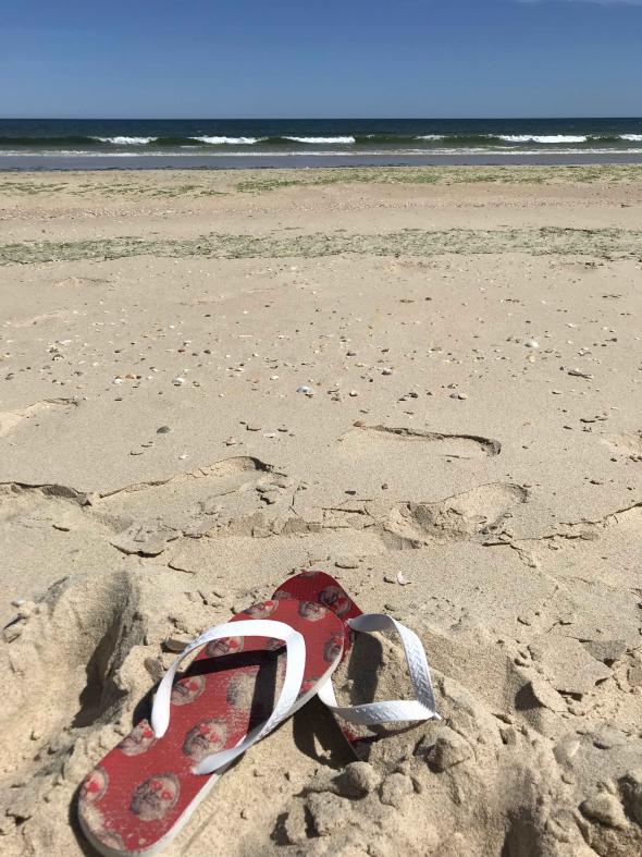 Na praia, com as havaianas Lula Livre