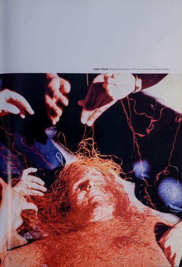 Lygia Clark, Baba antropofágica, 1973. Ação colectiva com fios, Rio de Janeiro.