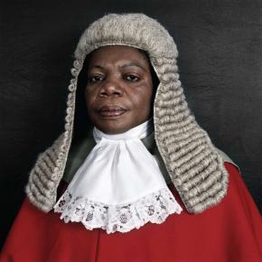 The Honourable Justice Julia Sakardie-Mensah, 2005,  Pieter Hugo, cortesia do artista e de Michael Stevenson, Cape Town