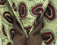Kikulacho kimo maungoni mwako: Kanga, da tradição à contemporaneidade   